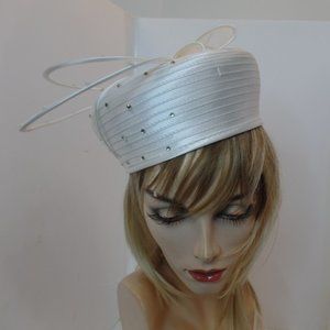 Franccesca Bellini White Poly Fascinator Hat W Bling OSFM Excellent Condition